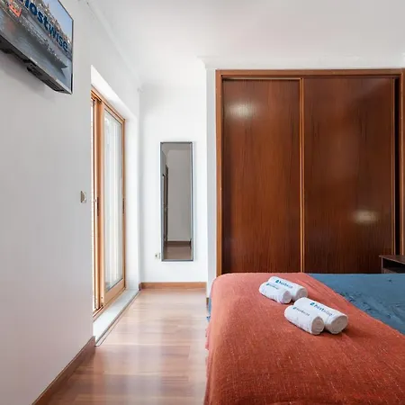 Ferienhaus Spacious Duplex House - Jacuzzi & Terrace *