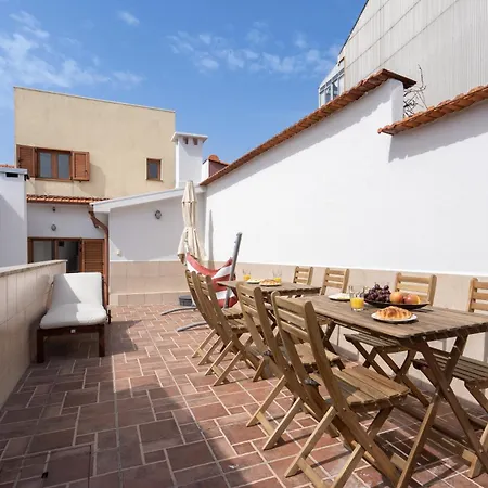 Ferienhaus Spacious Duplex House - Jacuzzi & Terrace