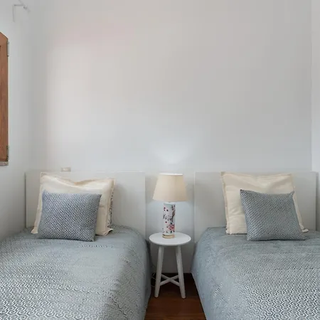Ferienhaus Spacious Duplex House - Jacuzzi & Terrace *