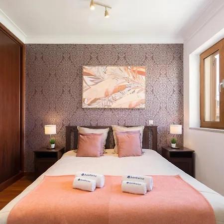 Spacious Duplex House - Jacuzzi & Terrace Ferienhaus