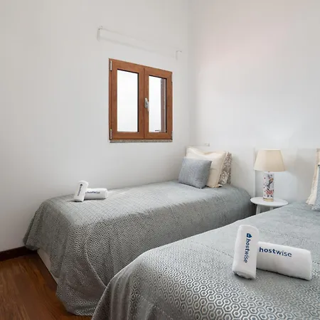 Semesterbostad Spacious Duplex House - Jacuzzi & Terrace *